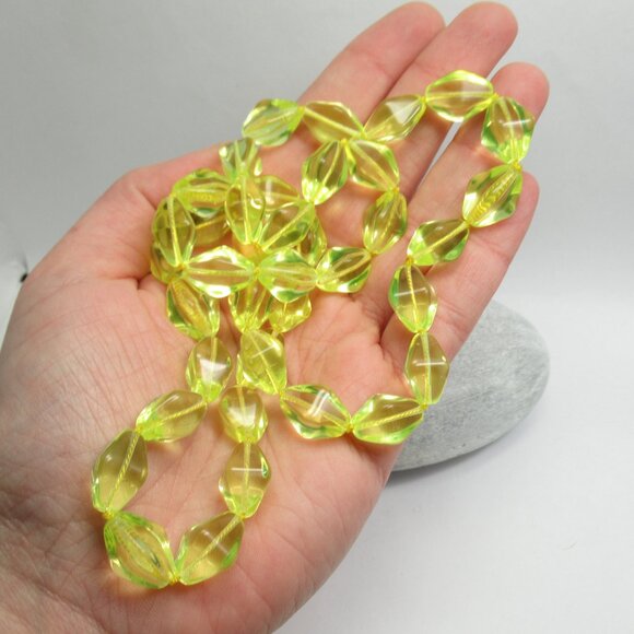 Uranium glass bead necklace - Picture 5 of 11
